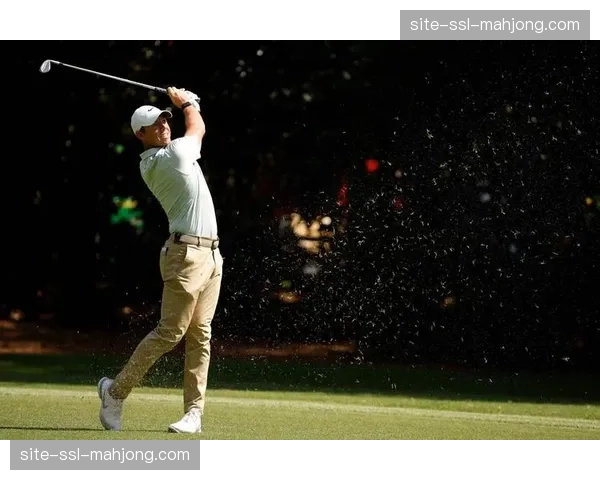 罗里·麦克罗伊在雨中作战表现出色，周四交出66杆低于标准杆5杆