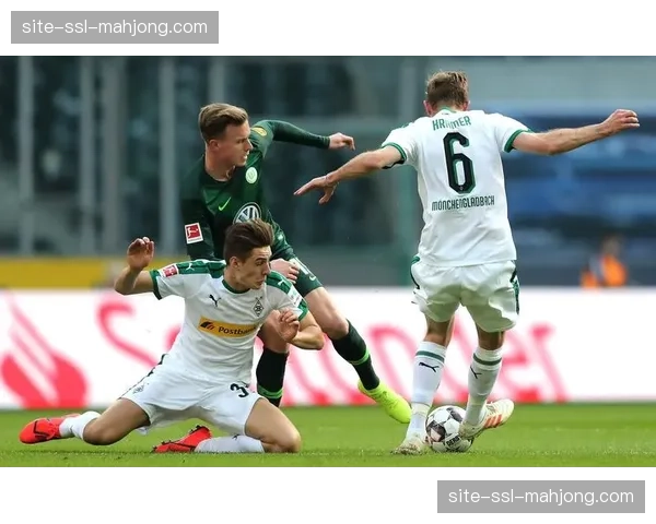 半场：门兴格拉德巴赫1-1沃尔夫斯堡，双方门将屡献神扑